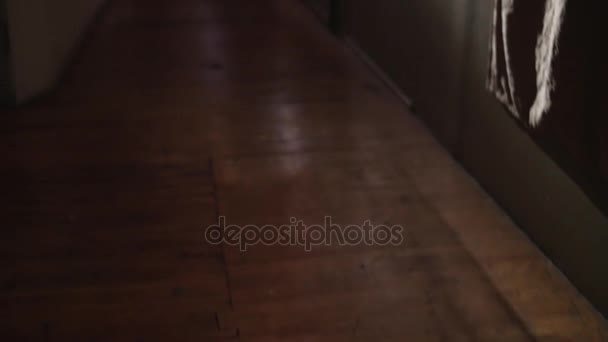Jeune femme attrayante en robe séduisante 