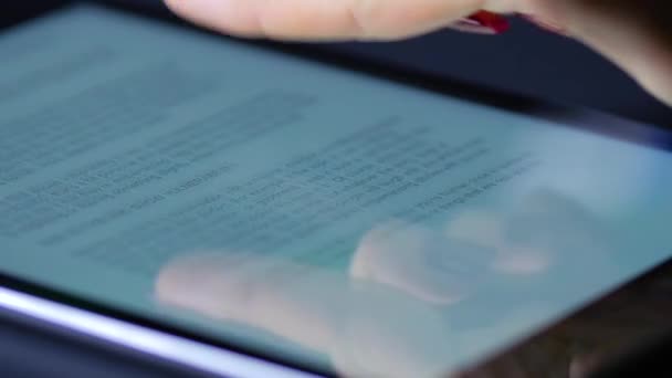 Жіноча рука стискає текст на планшеті — стокове відео
