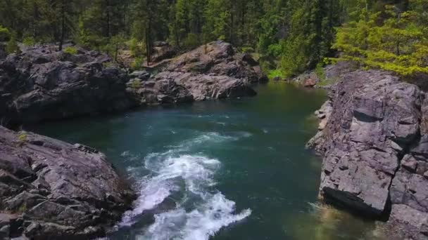 Fluindo água com pequena ilha rochosa abaixo — Vídeo de Stock