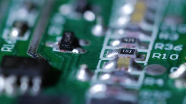 Penutup makro dari chip elektronik — Stok Video
