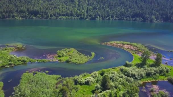 Rapide d'acqua che vanno nel lago con le montagne — Video Stock