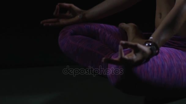 Женщина на коврике для йоги медитирует — стоковое видео