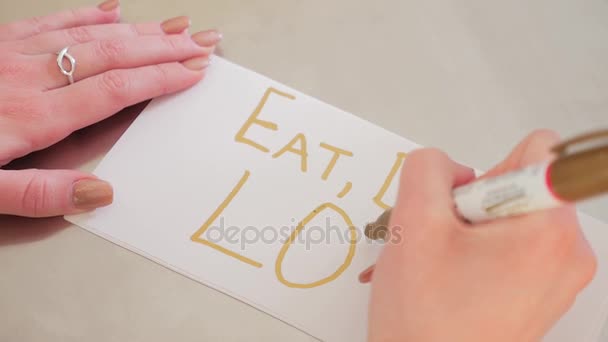 Las manos femeninas escribiendo Comer Beber Amor — Vídeo de stock