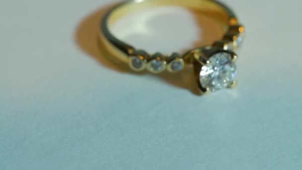 Gouden ring met diamant — Stockvideo
