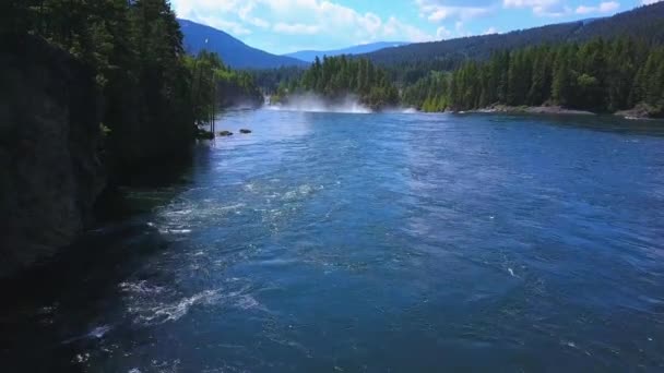 Lago con montañas y árboles siempreverdes — Vídeos de Stock