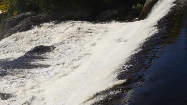 Agua corriendo sobre una gran cascada en Quebec — Vídeo de stock