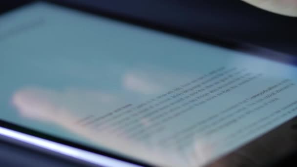 Mão feminina deslizando texto no tablet — Vídeo de Stock