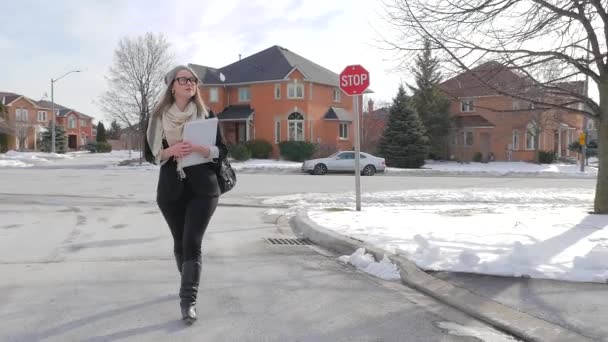 Jonge vrouw lopen buiten — Stockvideo