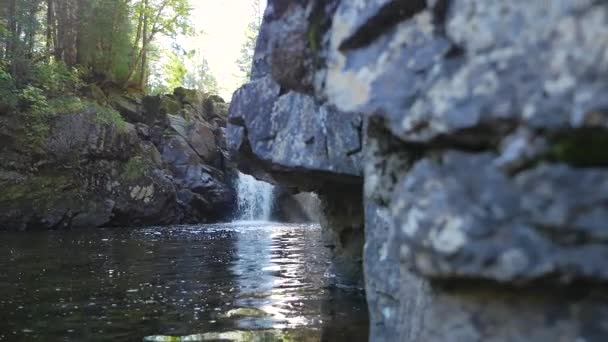 Mover más allá de las rocas a la cascada — Vídeo de stock