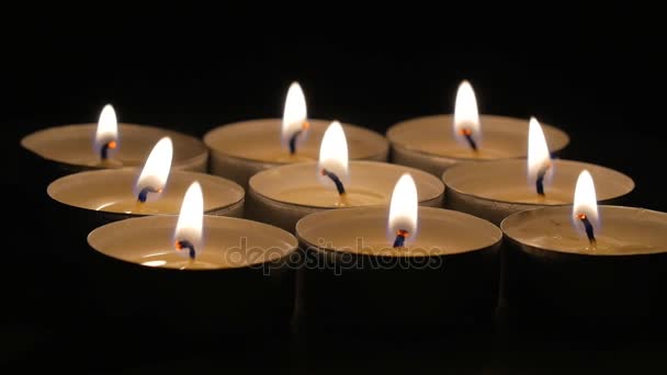 Macro primer plano de velas encendidas — Vídeo de stock