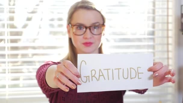 Female Holding  Up A Piece Of Paper — Stock Video