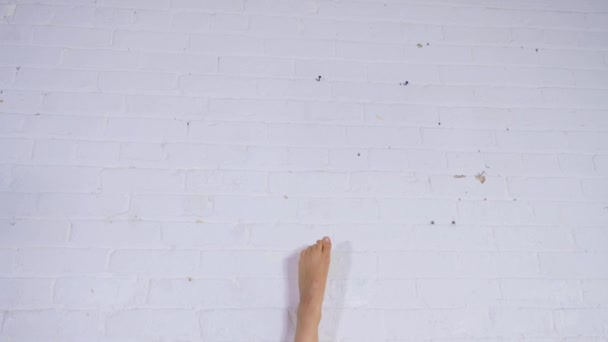 Kobieta robi poza Handstand — Wideo stockowe