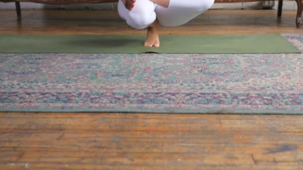 Balanceamento feminino em um tapete com um pé — Vídeo de Stock