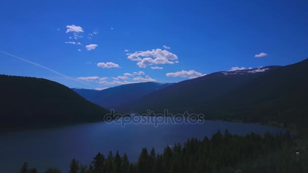 Alto en el cielo mostrando montañas — Vídeos de Stock