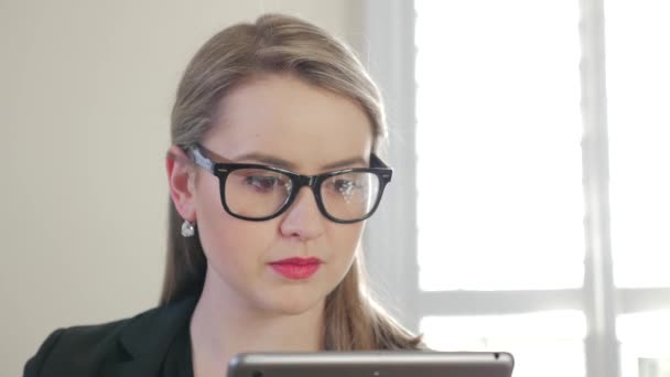 商业企业家刷她平板电脑 — 图库视频影像