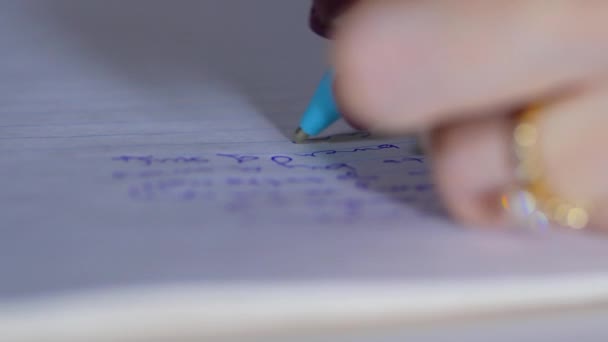 Vrouwelijke hand schrijven in Kladblok — Stockvideo