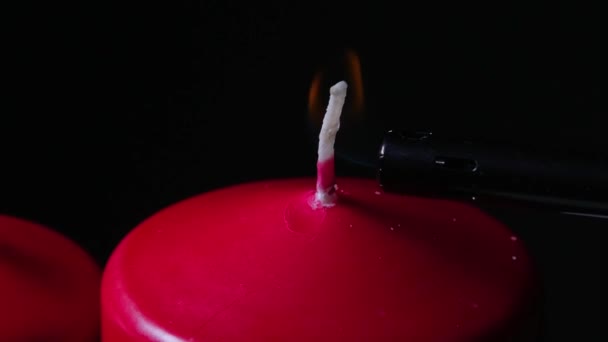 Macro cerca de encender una vela — Vídeo de stock