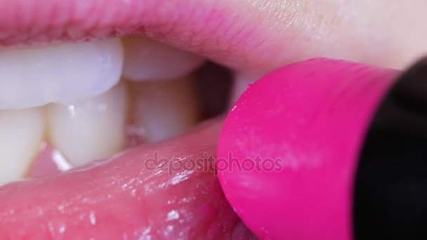 Frau setzt rosa Lippenstift auf — Stockvideo