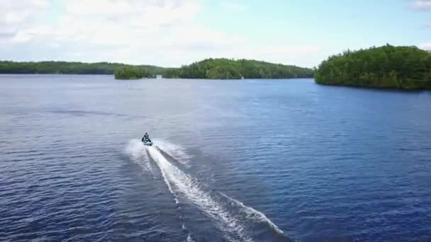 Flyver over søen efter Jetski – Stock-video