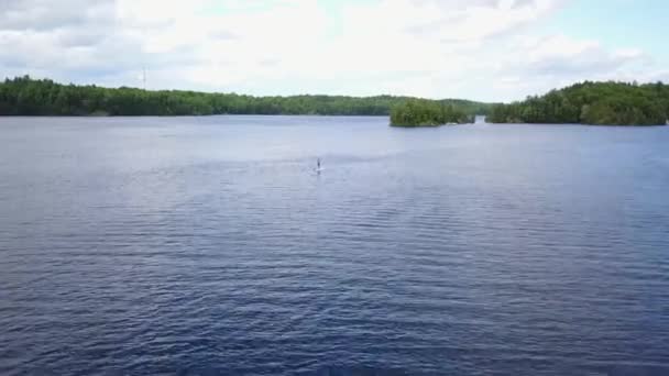 Flygfoto över Man paddla ombordstigning — Stockvideo