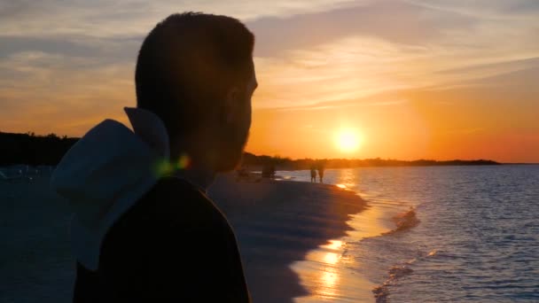 Homme regardant un beau coucher de soleil des Caraïbes — Video