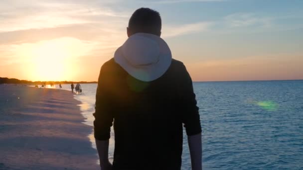 熱帯のビーチを歩いている男性 — ストック動画