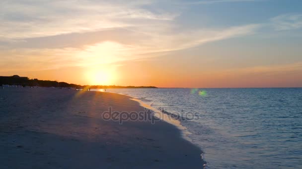 Καραϊβικής ηλιοβασίλεμα σε μια τροπική παραλία — Αρχείο Βίντεο