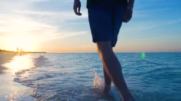 Мужская прогулка по Карибскому пляжу — стоковое видео