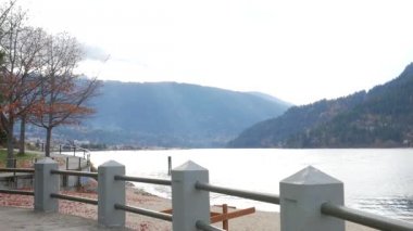 Sonbaharda Dağları ile göl