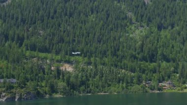 Reveal turuncu köprü'ye uçan uçak