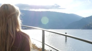 Kadın yürüyüş ve Mountain View adlı arıyorsunuz