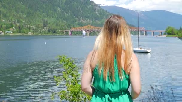 Mujer disfrutando de la vista del lago — Vídeos de Stock