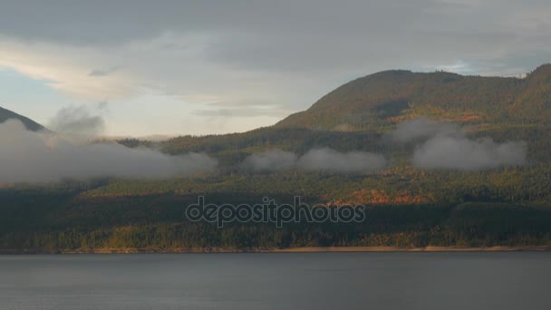 Bergen en lage wolken — Stockvideo