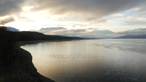 Columbia Británica lago con montañas — Vídeo de stock