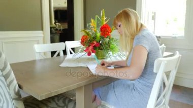 Çekici kadın yazılı olarak onun günlüğü kitap