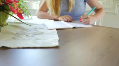 Çekici kadın yazılı olarak onun günlüğü kitap