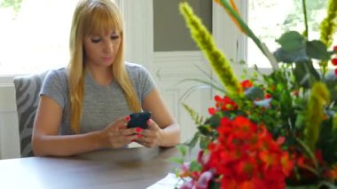 Onun akıllı telefon üzerinde kadın manifatura