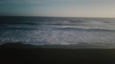 Gün batımında, İzlanda büyük dalgalar ile güzel okyanusu havadan görünümü