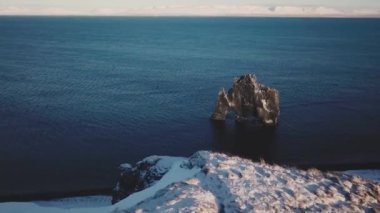 Gündüz de kış, İzlanda, Hvitserkur kaya oluşumu havadan görünümü