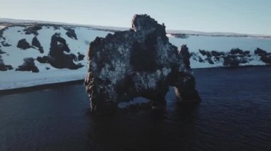 Gündüz de kış, İzlanda, Hvitserkur kaya oluşumu havadan görünümü