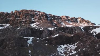 Büyük kış su hava görünümünü düşmek dağlarda gündüz, İzlanda 