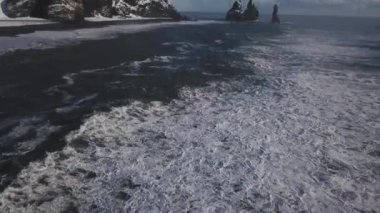 Siyah kum Beach bazalt kaya oluşumları ile havadan görünümü ayak parmakları gündüz, İzlanda troller.