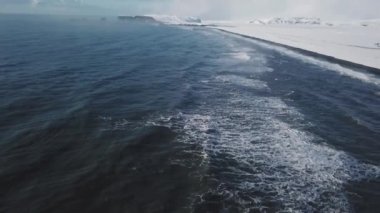 İzlanda, kış aylarında siyah kum plaj ve okyanus güzel havadan görünümü 