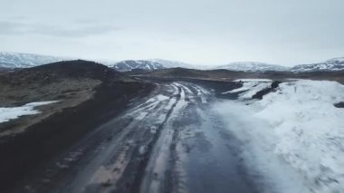 Moss ortaya çıkarmak için havadan Görünümü araç iz üstünde alan kış, İzlanda kaplı. 