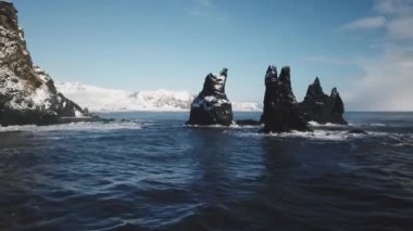 Siyah kum Beach bazalt kaya oluşumları ile havadan görünümü ayak parmakları gündüz, İzlanda troller.