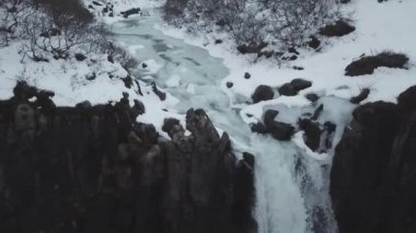 Hava görünümünü büyük lav sütun şelaleler, Svartifoss, İzlanda 