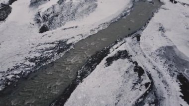 Kar hava görünümünü İzlanda uzun akan nehir ile kış aylarında İzlanda kaplı