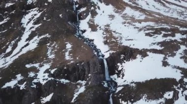 Büyük kış su hava görünümünü düşmek dağlarda gündüz, İzlanda 