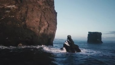 Büyük dağ Arch ile İzlanda, okyanus üzerinden seyir havadan görünümü 