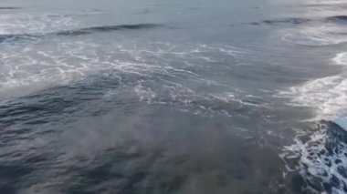Bazalt kaya oluşumları, gündüz, İzlanda ile güzel okyanusu havadan görünümü